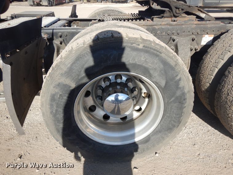 image for item DF6738 2009 Freightliner Cascadia  semi truck