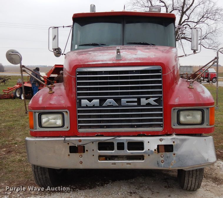 image for item DF6744 1991 Mack CH613  truck tractor