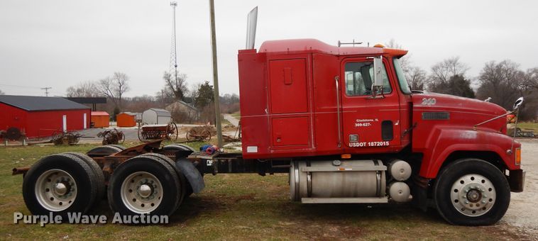 image for item DF6744 1991 Mack CH613  truck tractor