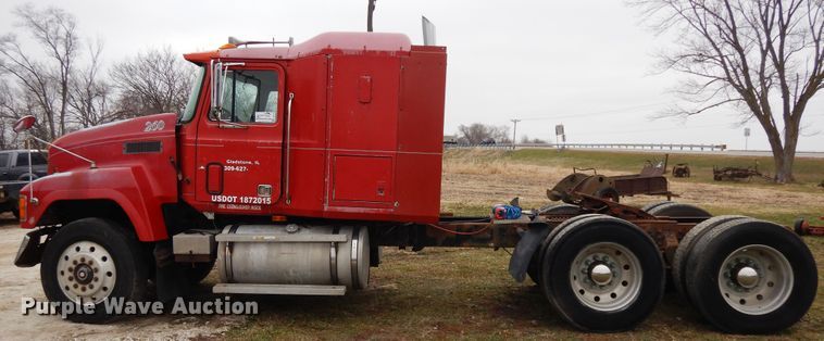 image for item DF6744 1991 Mack CH613  truck tractor