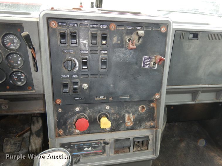 image for item DF6744 1991 Mack CH613  truck tractor