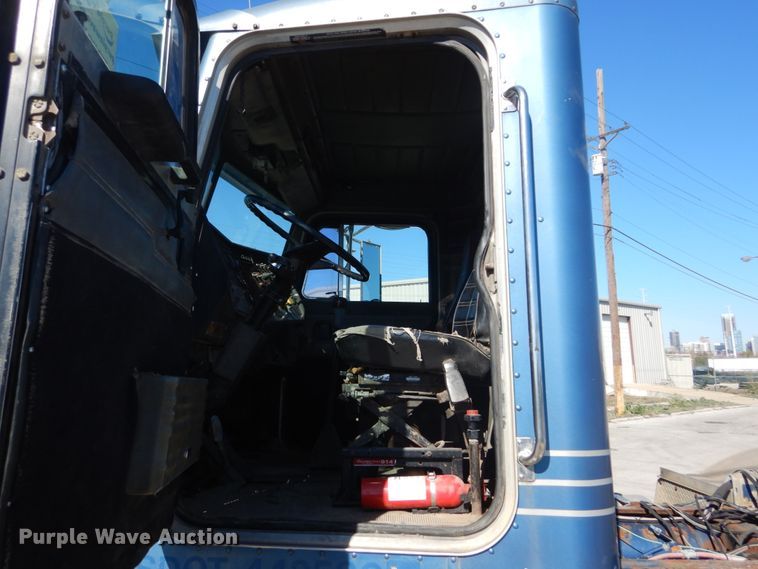 image for item DI1006 1988 Peterbilt 379  semi truck