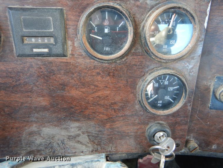 image for item DI1006 1988 Peterbilt 379  semi truck