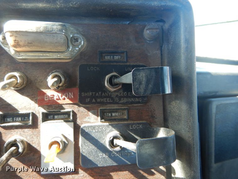 image for item DI1006 1988 Peterbilt 379  semi truck