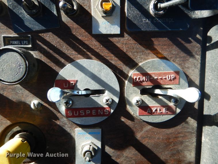 image for item DI1006 1988 Peterbilt 379  semi truck