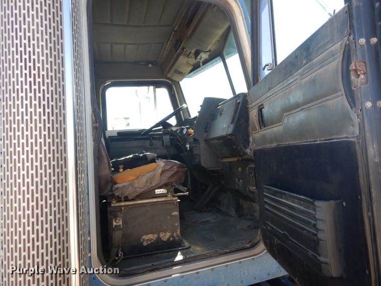 image for item DI1006 1988 Peterbilt 379  semi truck