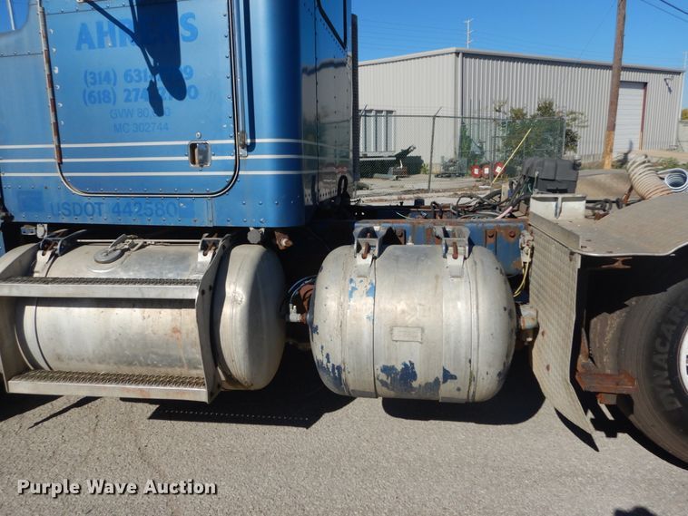 image for item DI1006 1988 Peterbilt 379  semi truck