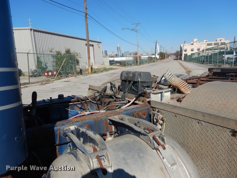 image for item DI1006 1988 Peterbilt 379  semi truck