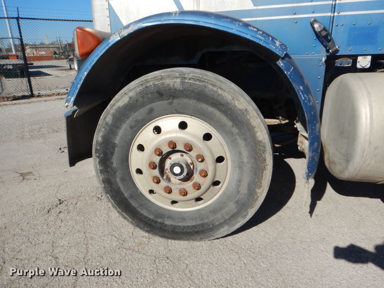 image for item DI1006 1988 Peterbilt 379  semi truck