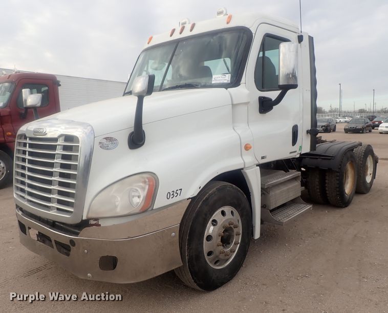 image for item DI7492 2011 Freightliner Cascadia  semi truck