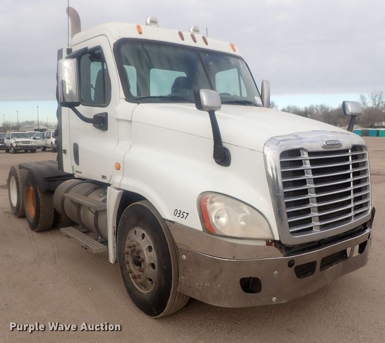 image for item DI7492 2011 Freightliner Cascadia  semi truck