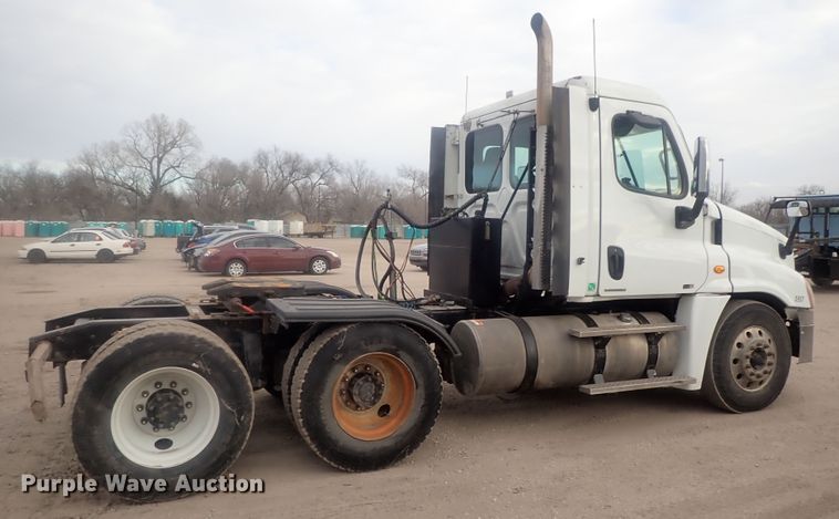 image for item DI7492 2011 Freightliner Cascadia  semi truck