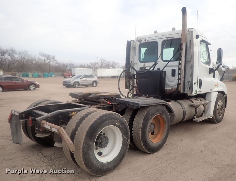 image for item DI7492 2011 Freightliner Cascadia  semi truck