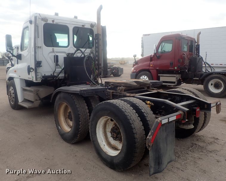 image for item DI7492 2011 Freightliner Cascadia  semi truck