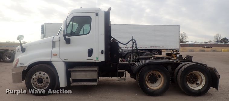 image for item DI7492 2011 Freightliner Cascadia  semi truck