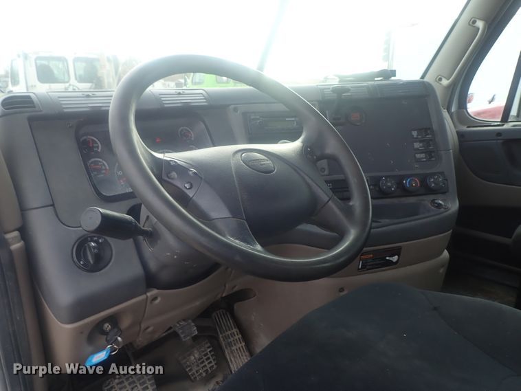 image for item DI7492 2011 Freightliner Cascadia  semi truck