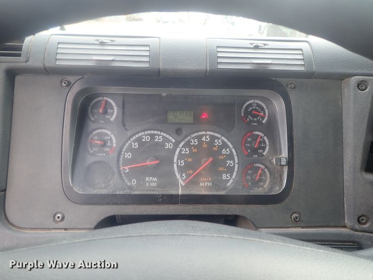 image for item DI7492 2011 Freightliner Cascadia  semi truck