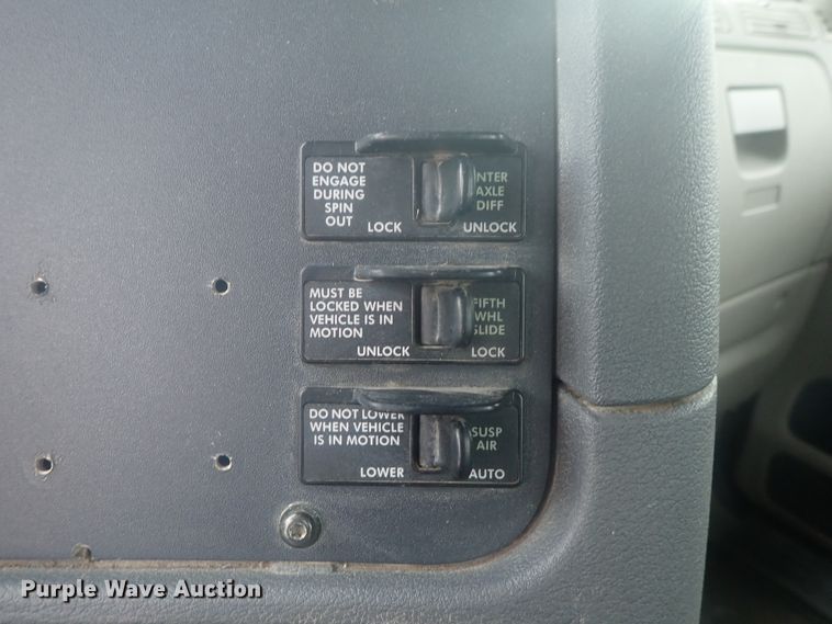 image for item DI7492 2011 Freightliner Cascadia  semi truck