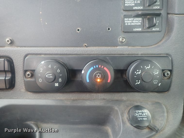 image for item DI7492 2011 Freightliner Cascadia  semi truck