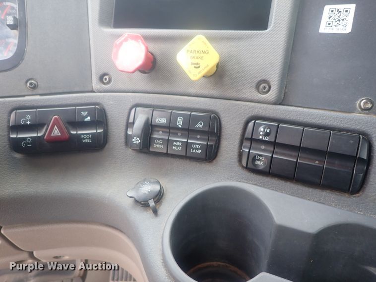 image for item DI7492 2011 Freightliner Cascadia  semi truck