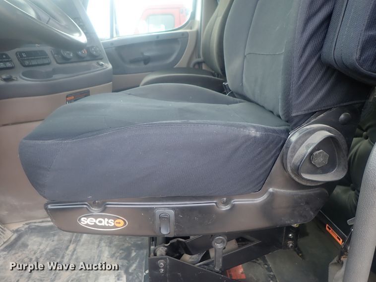 image for item DI7492 2011 Freightliner Cascadia  semi truck