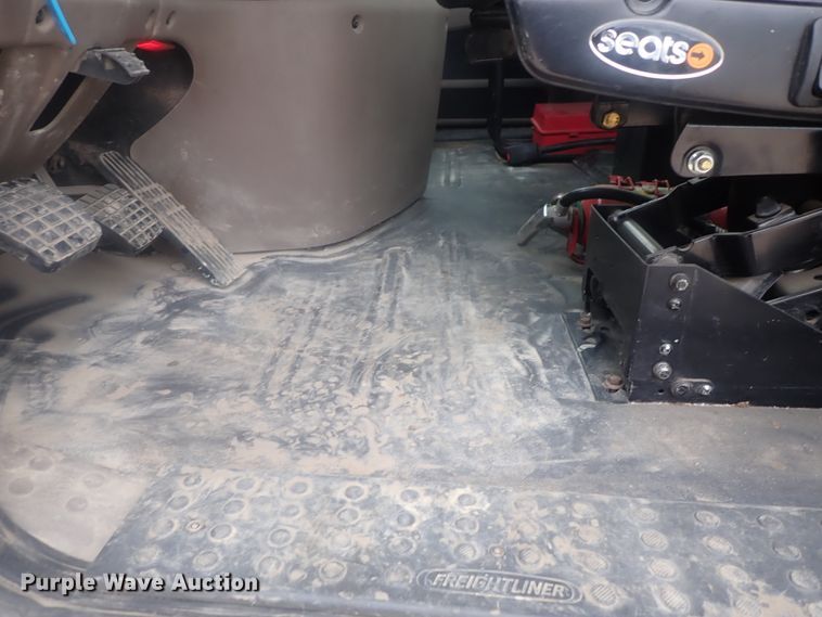 image for item DI7492 2011 Freightliner Cascadia  semi truck