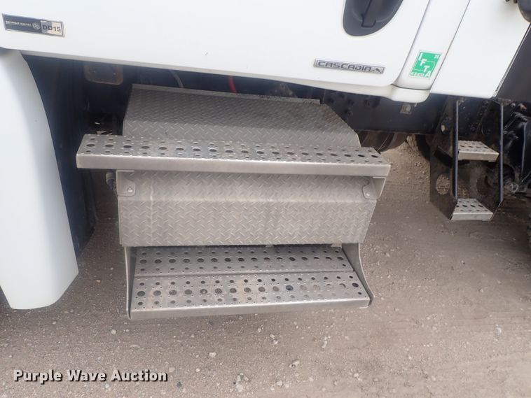 image for item DI7492 2011 Freightliner Cascadia  semi truck