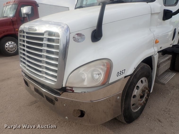 image for item DI7492 2011 Freightliner Cascadia  semi truck