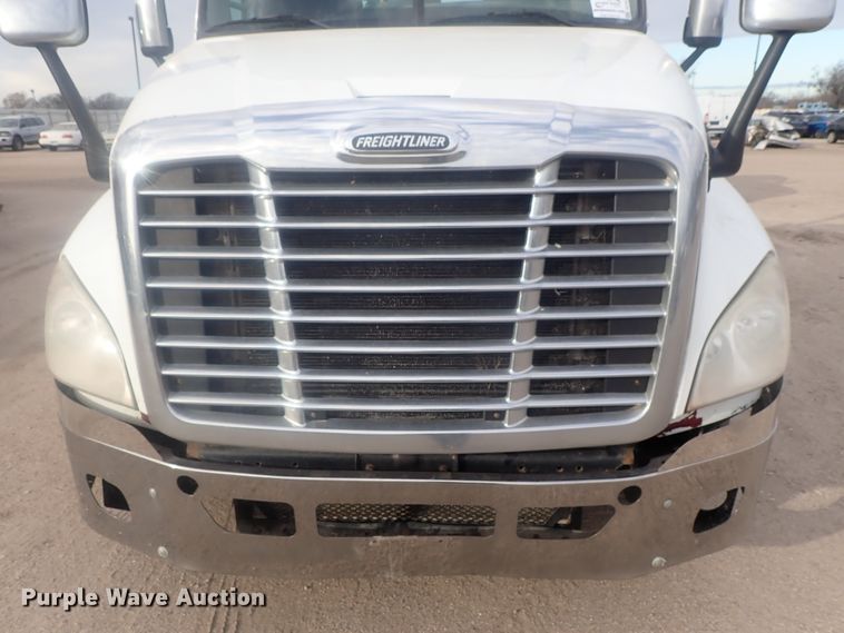image for item DI7492 2011 Freightliner Cascadia  semi truck
