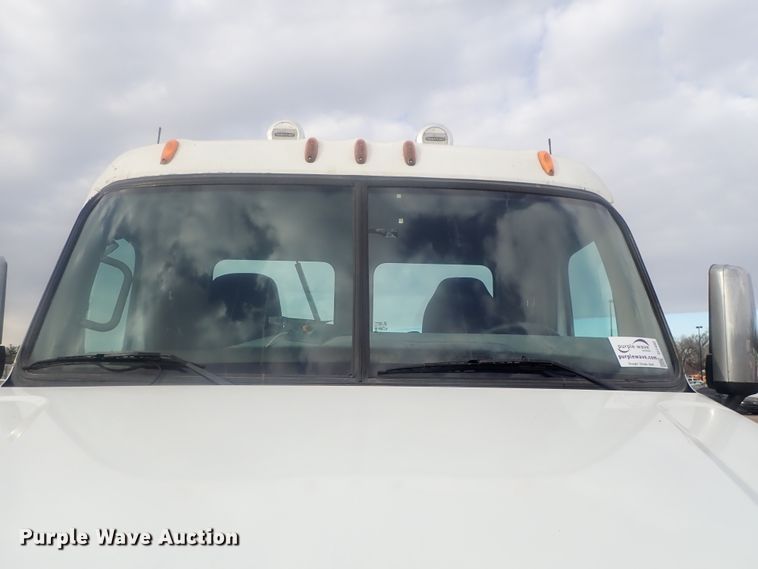 image for item DI7492 2011 Freightliner Cascadia  semi truck