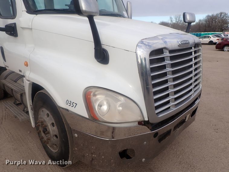 image for item DI7492 2011 Freightliner Cascadia  semi truck