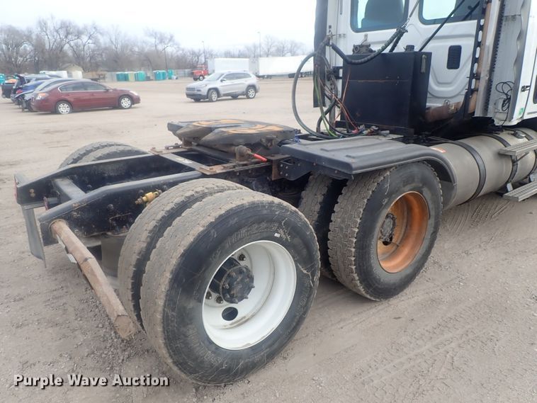 image for item DI7492 2011 Freightliner Cascadia  semi truck