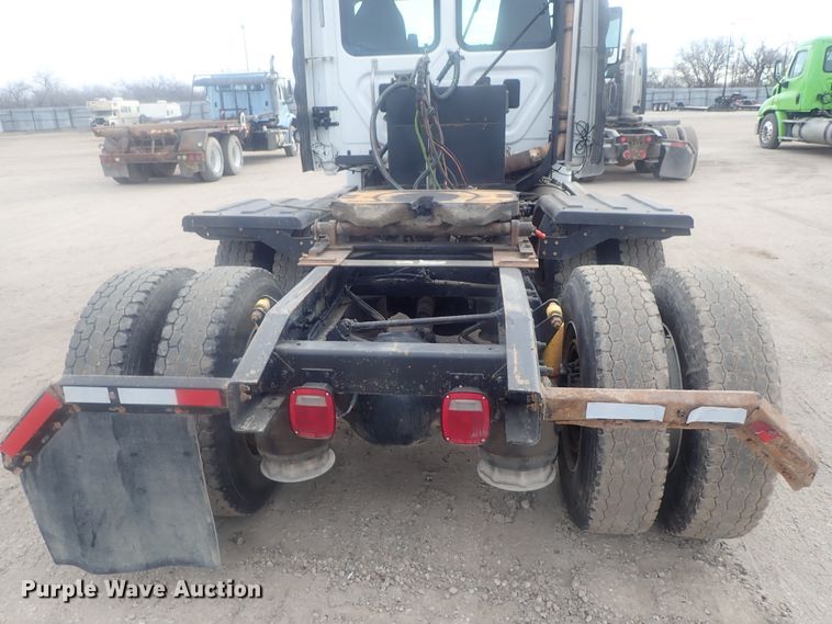 image for item DI7492 2011 Freightliner Cascadia  semi truck