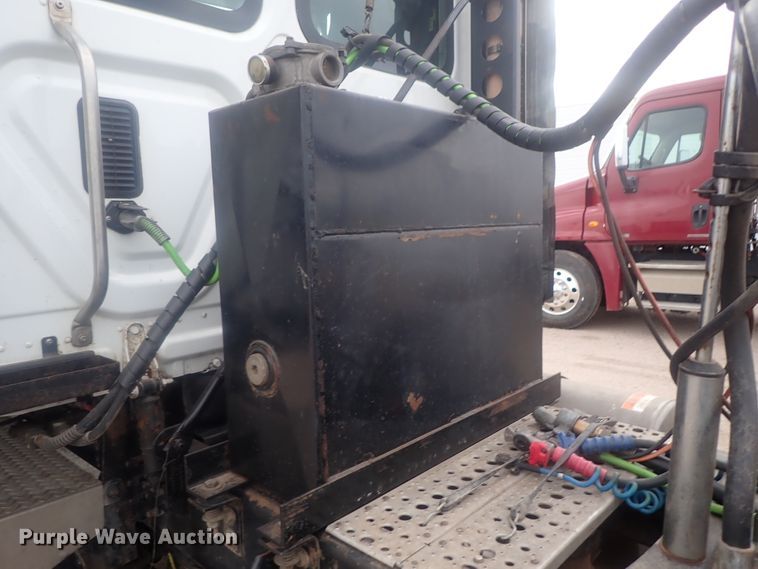 image for item DI7492 2011 Freightliner Cascadia  semi truck