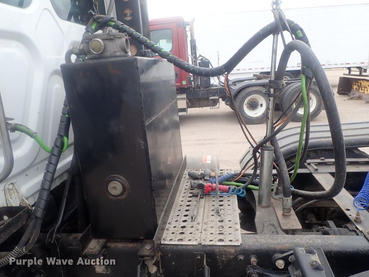 image for item DI7492 2011 Freightliner Cascadia  semi truck