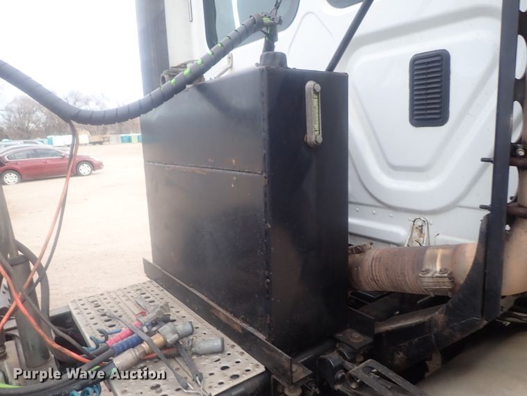 image for item DI7492 2011 Freightliner Cascadia  semi truck