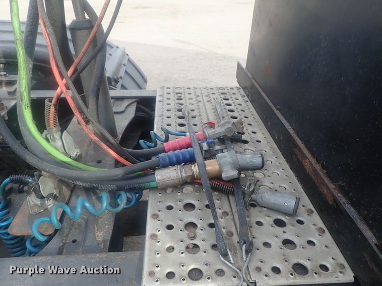 image for item DI7492 2011 Freightliner Cascadia  semi truck