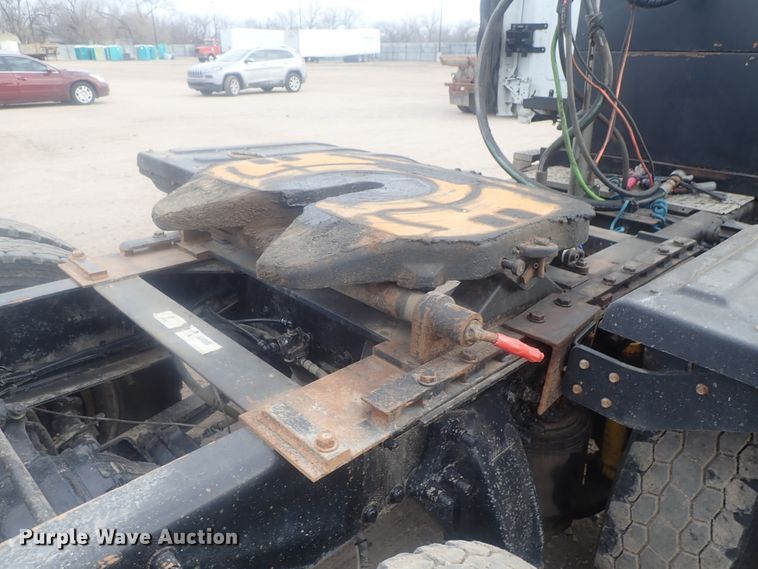 image for item DI7492 2011 Freightliner Cascadia  semi truck