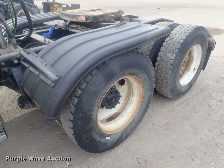 image for item DI7492 2011 Freightliner Cascadia  semi truck