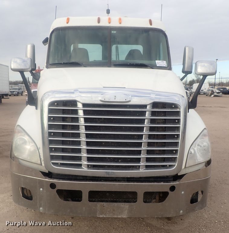 image for item DI7493 2009 Freightliner Cascadia  semi truck