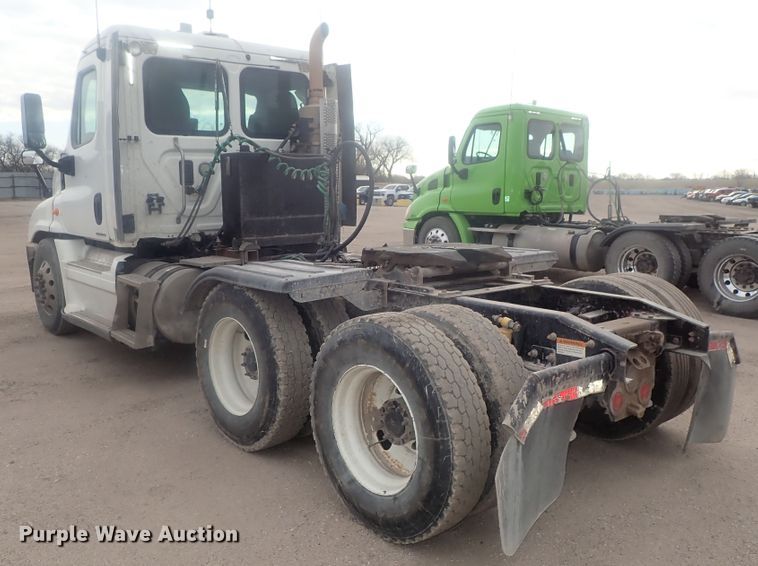 image for item DI7493 2009 Freightliner Cascadia  semi truck