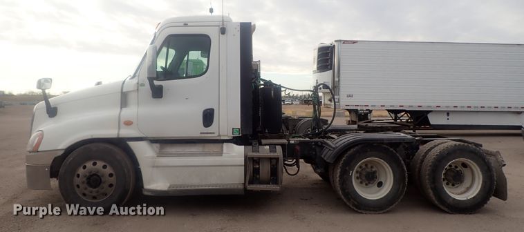 image for item DI7493 2009 Freightliner Cascadia  semi truck