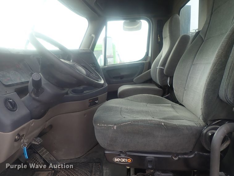 image for item DI7493 2009 Freightliner Cascadia  semi truck