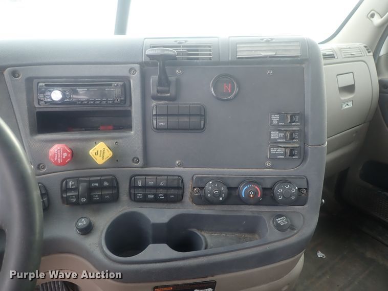 image for item DI7493 2009 Freightliner Cascadia  semi truck