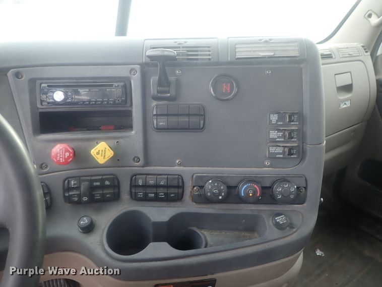 image for item DI7493 2009 Freightliner Cascadia  semi truck