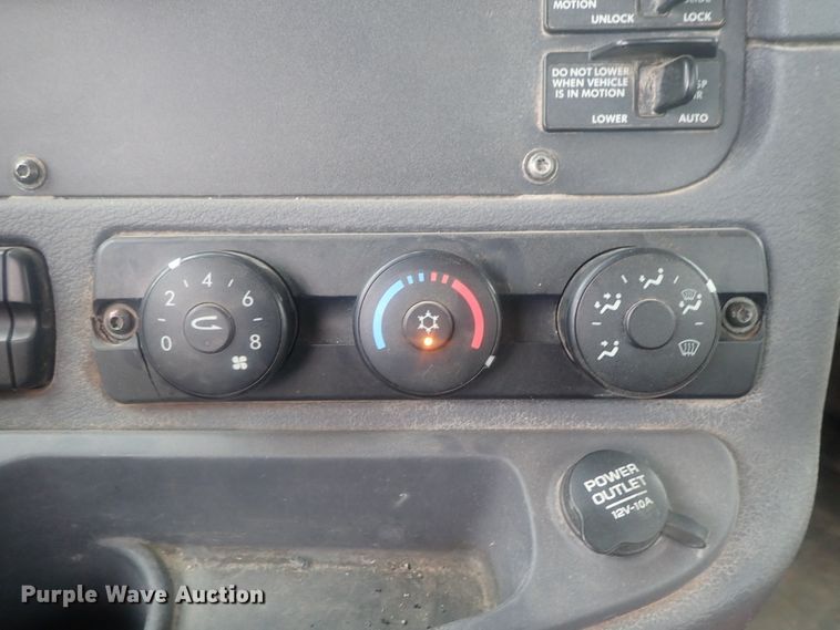 image for item DI7493 2009 Freightliner Cascadia  semi truck