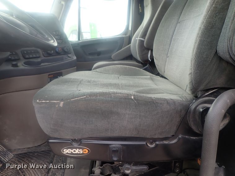 image for item DI7493 2009 Freightliner Cascadia  semi truck