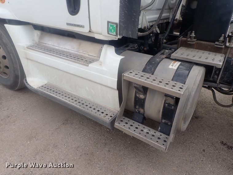 image for item DI7493 2009 Freightliner Cascadia  semi truck