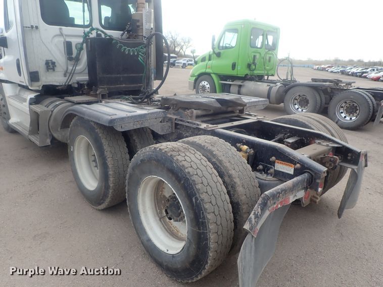 image for item DI7493 2009 Freightliner Cascadia  semi truck