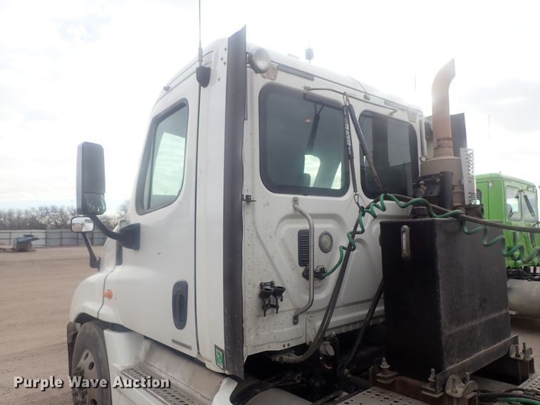 image for item DI7493 2009 Freightliner Cascadia  semi truck